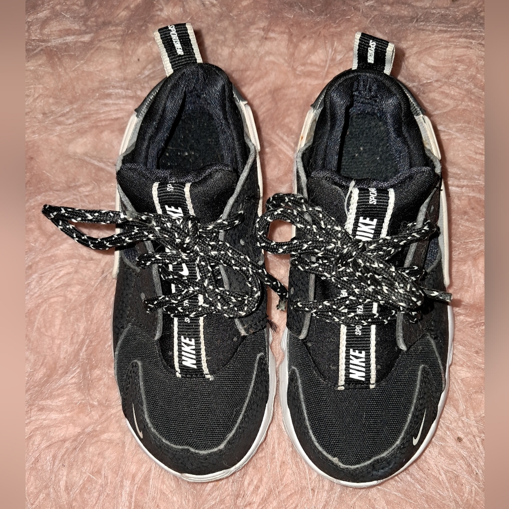 Nike Hirache Black Sneakers with White Accents